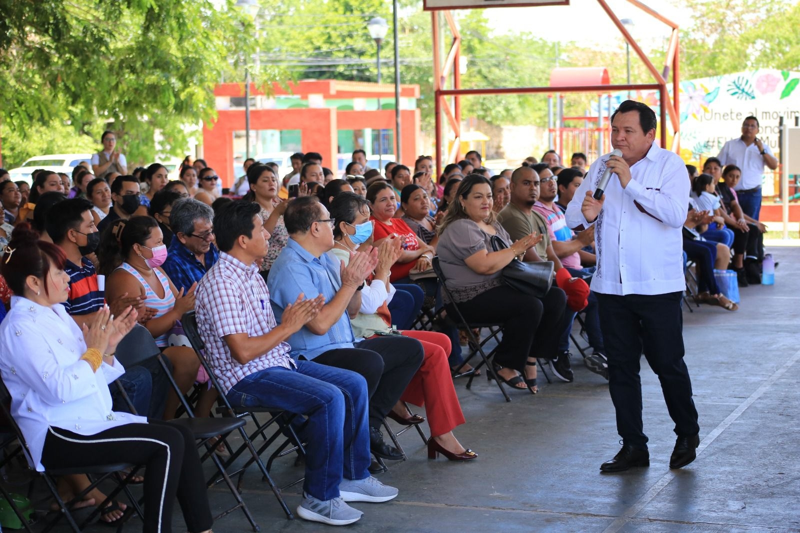 Joaquín Díaz Mena entrega más de 15 mdp para escuelas en municipios de Yucatán