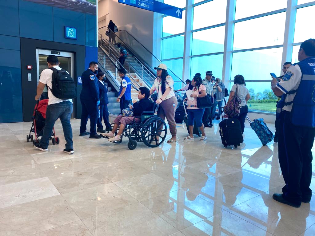 Abuelita cae de las escaleras eléctricas del aeropuerto de Mérida