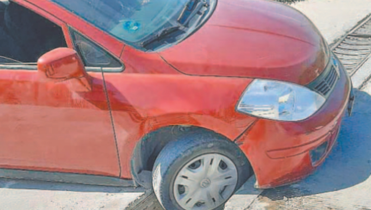 Auto se queda atrapado en alcantarilla en Candelaria; vecinos exigen reparación