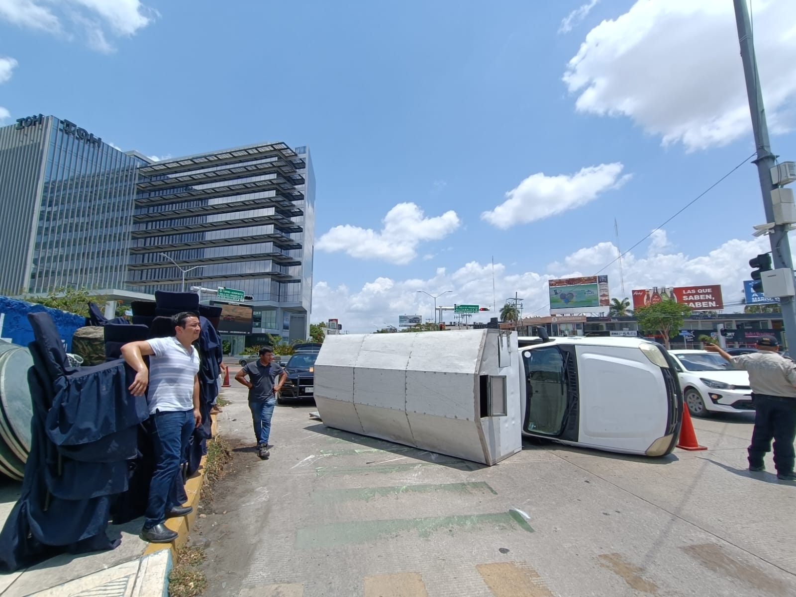 Vuelca camioneta por esquivar un auto en Prolongación Paseo de Montejo en Mérida