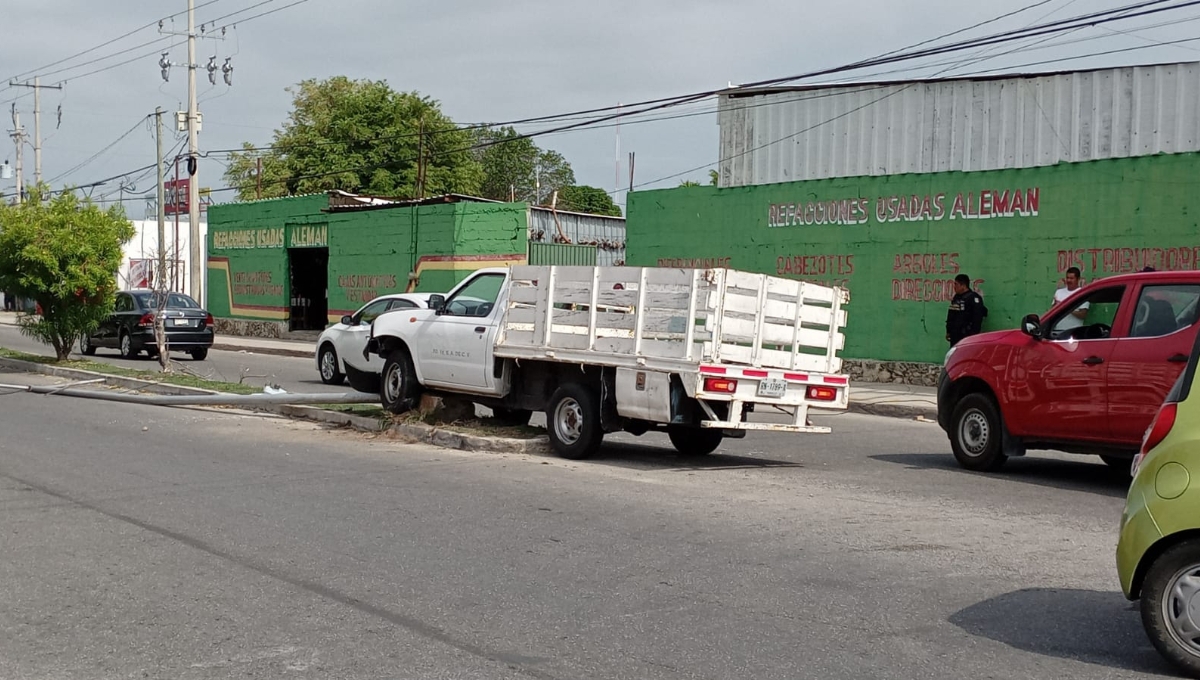 Chofer pierde el control de su camioneta y derriba poste de luz en el Oriente de Mérida