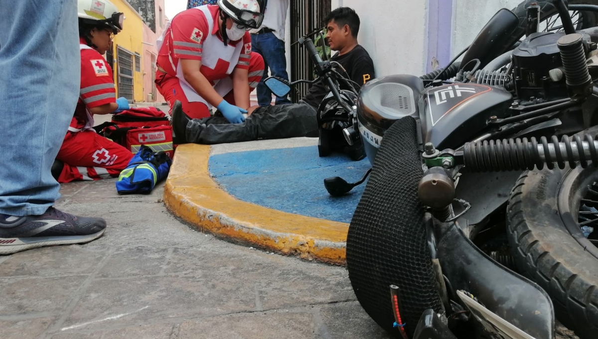 Motociclista choca contra camioneta en Ciudad del Carmen y termina con heridas sangrantes