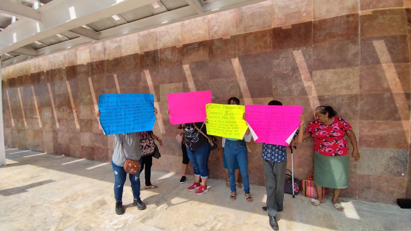 Protestan en el aeropuerto de Campeche en contra del Director del Cereso de Kobén