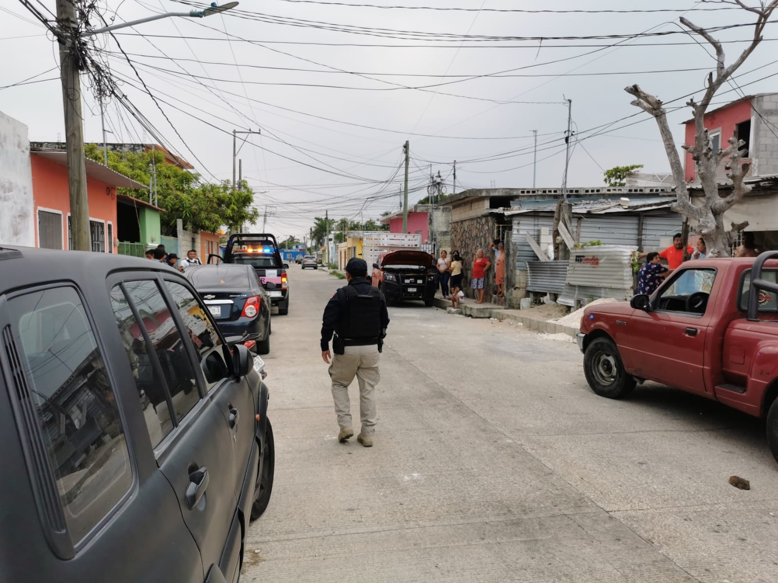 Vecinos persiguen a delincuente en Ciudad del Carmen; escapó saltando por los techos