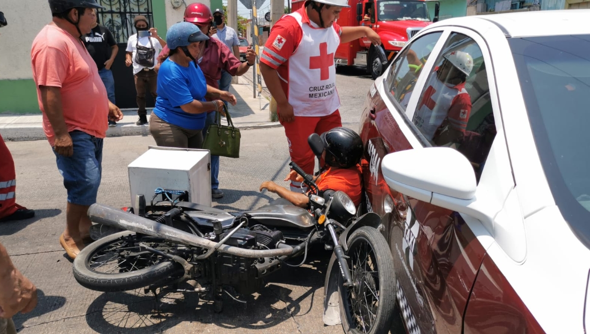 Taxista se pasa el alto y deja a un motociclista herido en Ciudad del Carmen