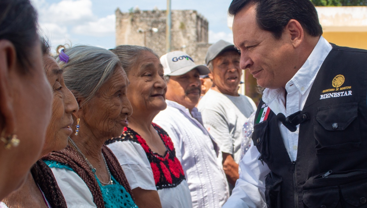 Entrega Joaquín Díaz Mena tarjetas del Banco del Bienestar a abuelitos yucatecos