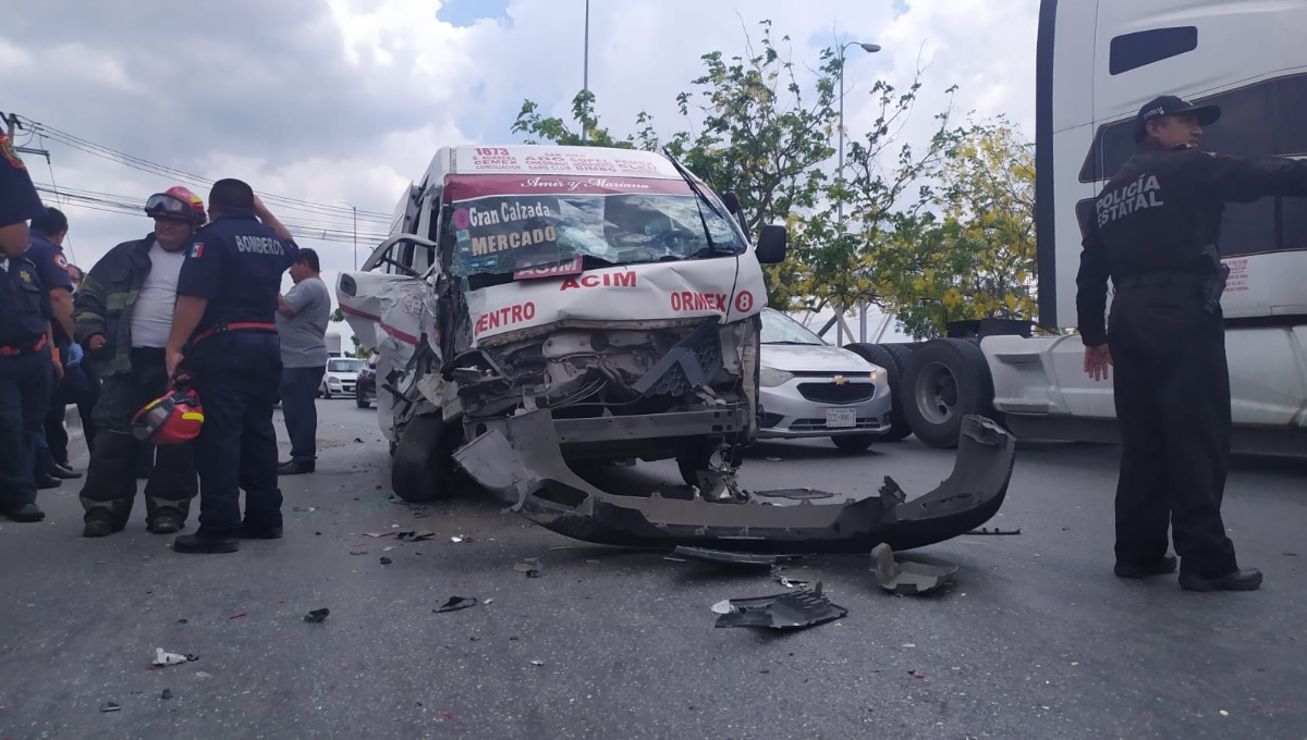 Aparatoso accidente en la carretera Mérida-Umán deja 11 personas lesionadas