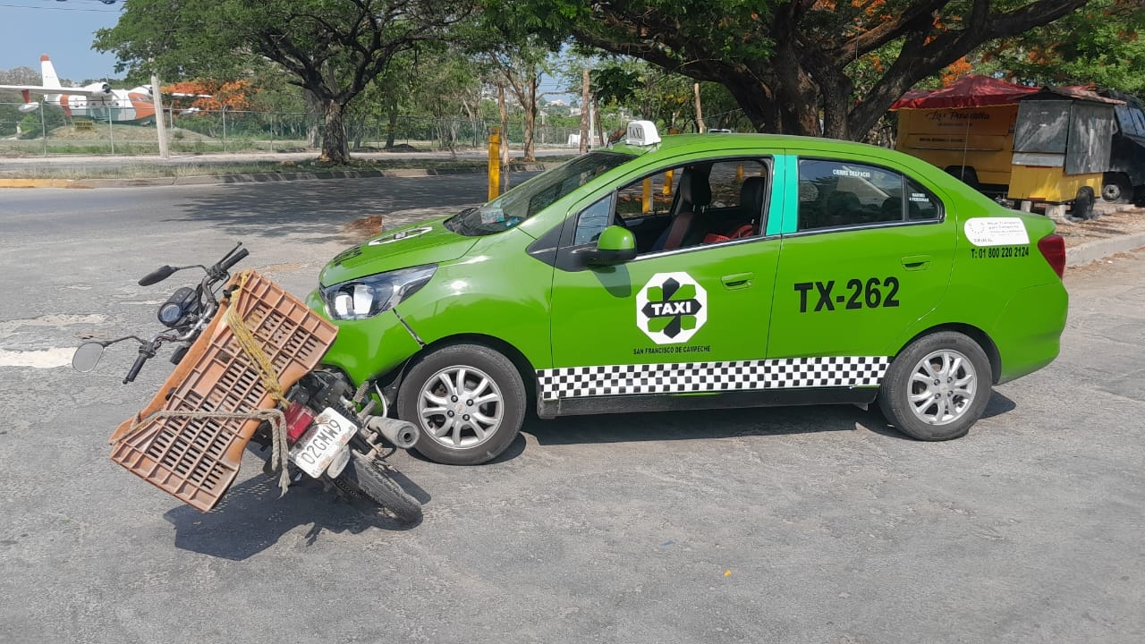 Taxista le cierra el paso a un motociclista y lo arrastra en Campeche