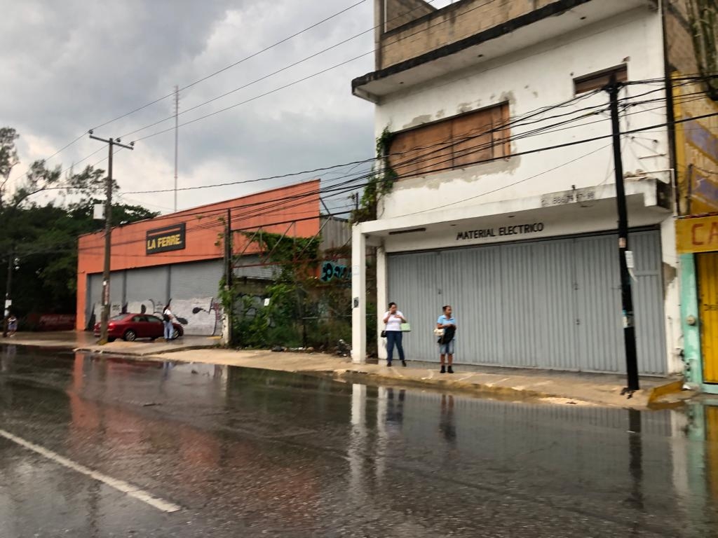 Apagones, inundaciones y tráfico lento por lluvias en Cancún