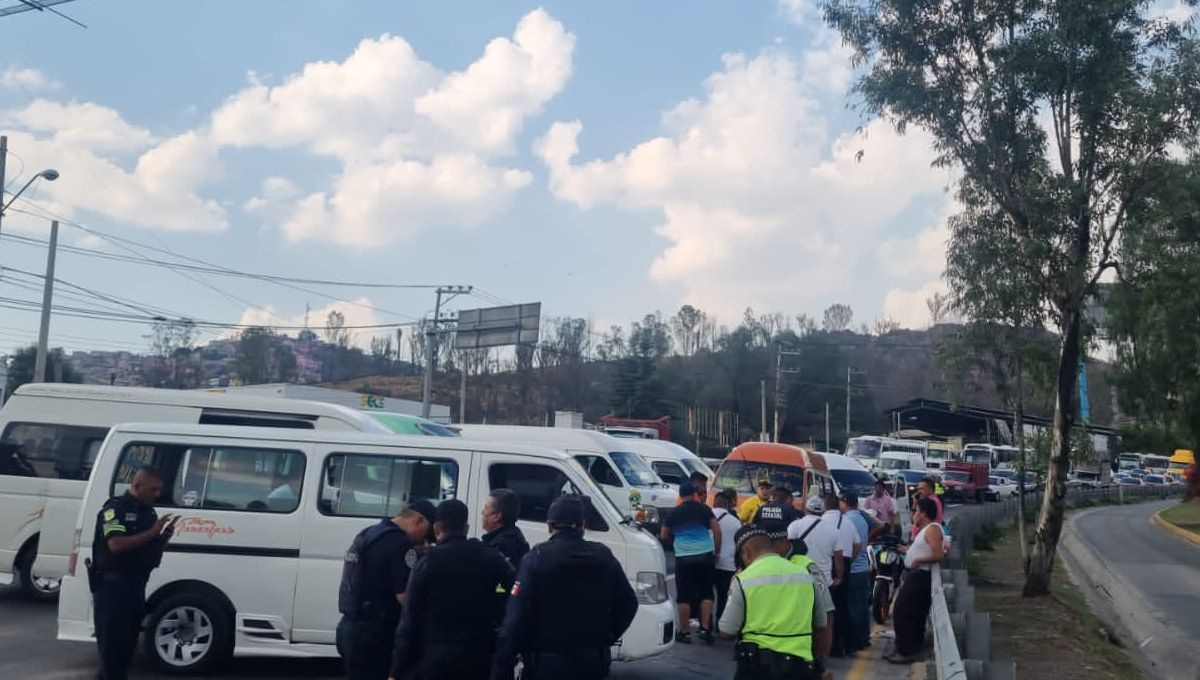 Transportistas bloquean al México-Pachuca y geran caos vial