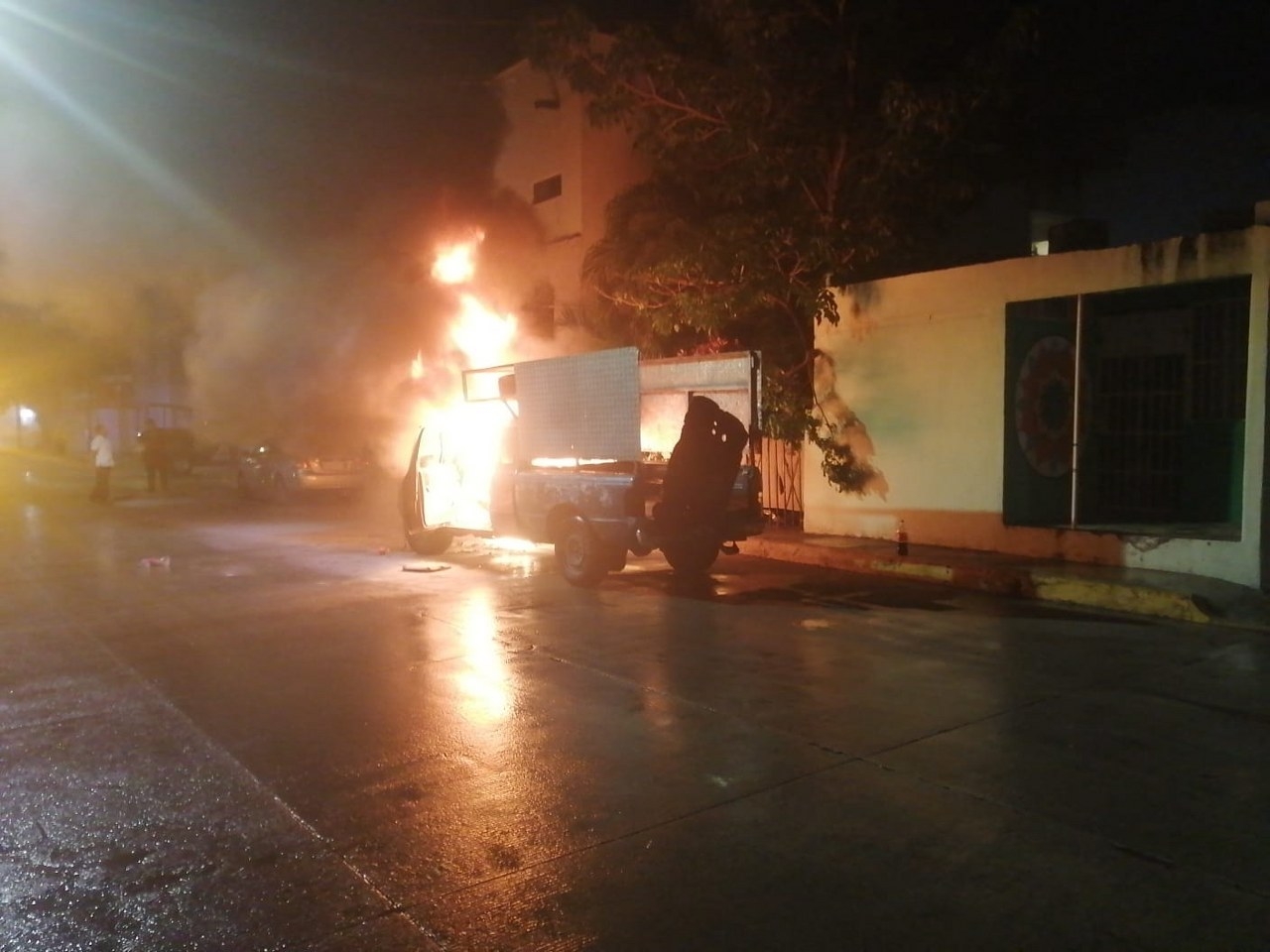 Presunto cortocircuito incendia una camioneta en Playa del Carmen