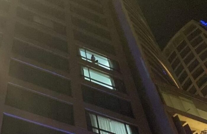 Mujer se suicida saltando de un edificio en CDMX
