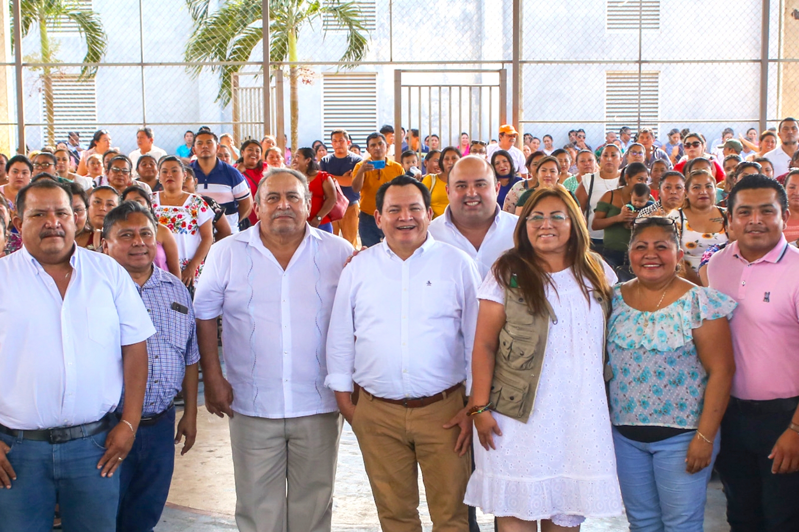 Joaquín Díaz Mena entrega 38 mdp del programa 'La Escuela Es Nuestra' en Yucatán