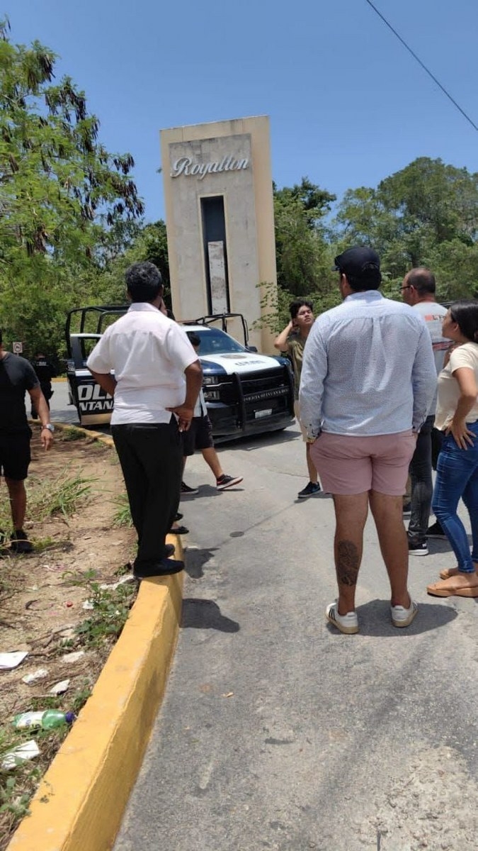 Taxistas agreden a conductora de Uber en Puerto Morelos