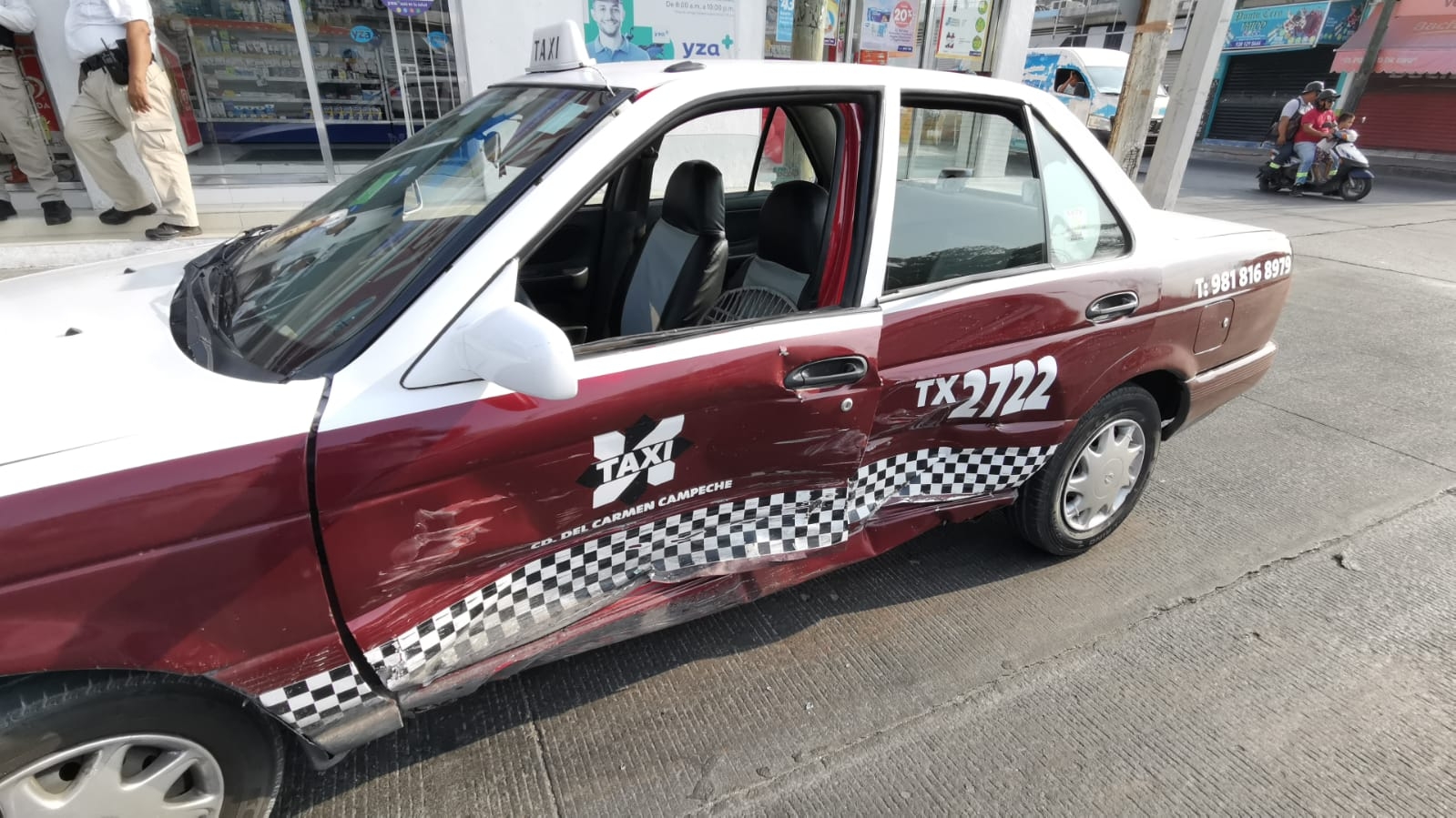 Conductor daña un taxi tras estrellarse en Ciudad del Carmen
