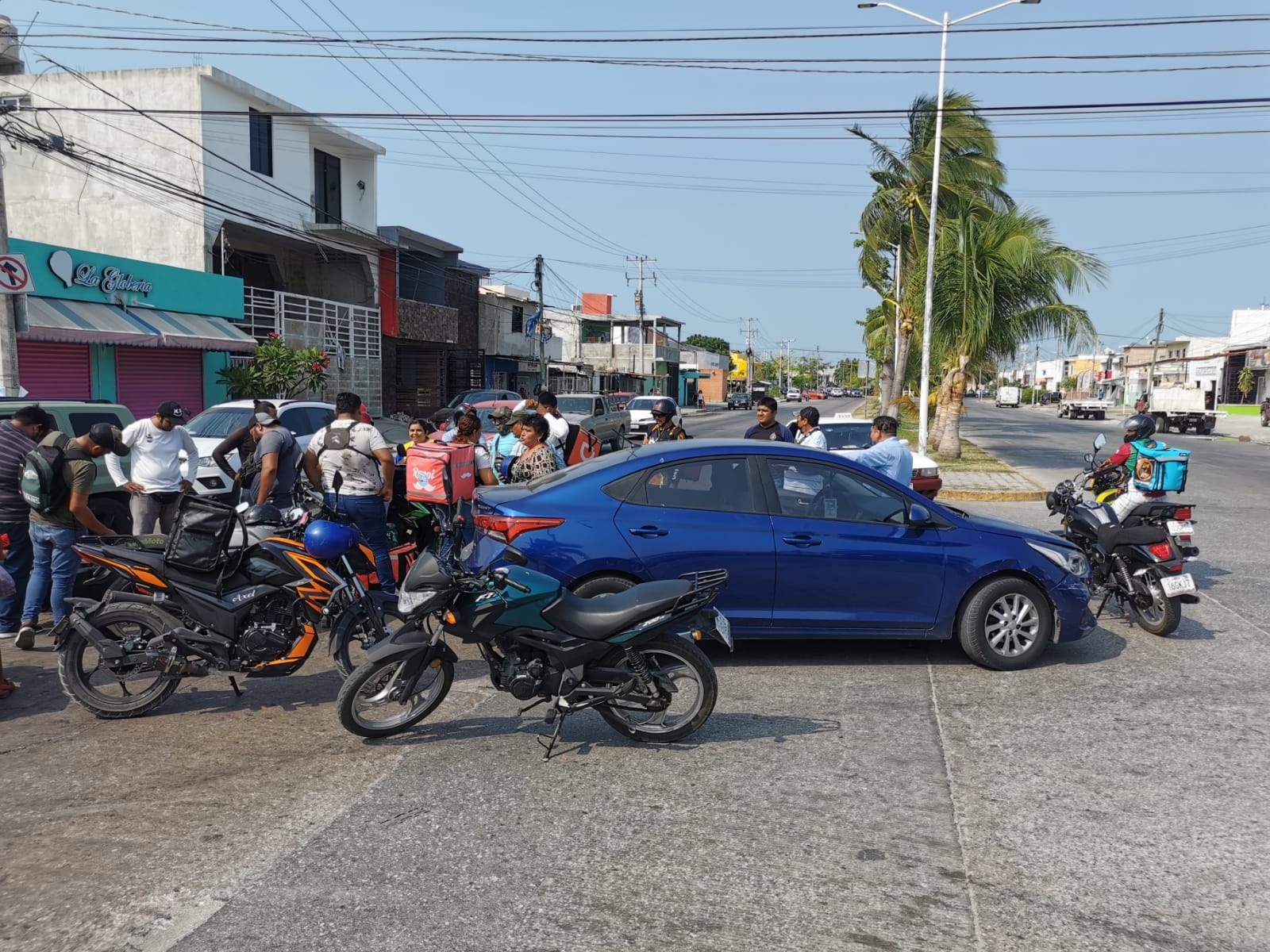 Motomandaditos 'se calientan' tras accidente de un compañero en Ciudad del Carmen