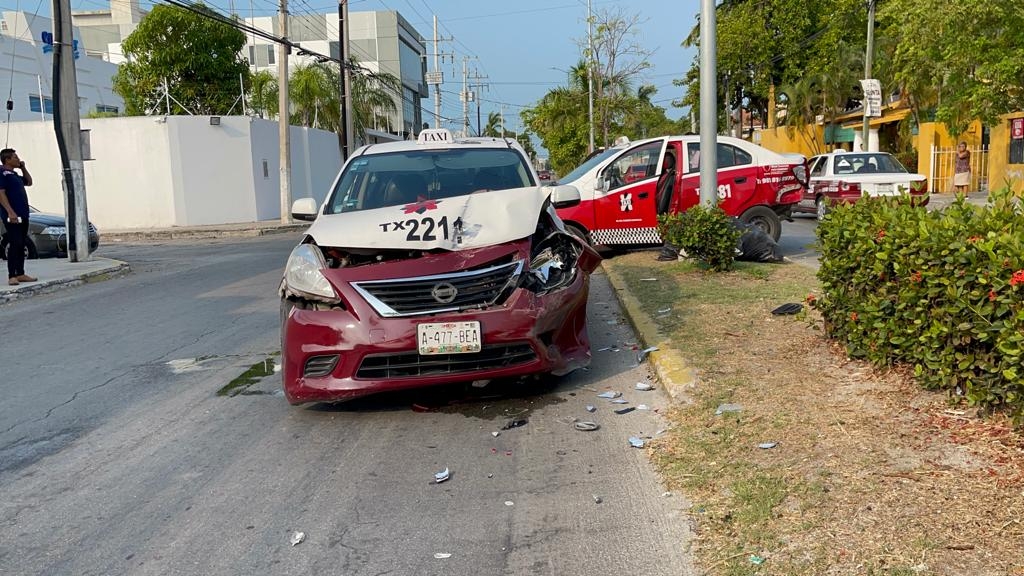 Choque de dos taxis en Ciudad del Carmen deja daños de miles de pesos