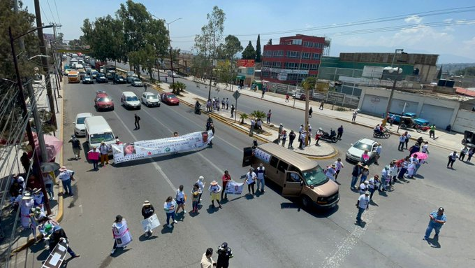 Bloquean carretera México-Texcoco por desaparición de maestra y su hijo