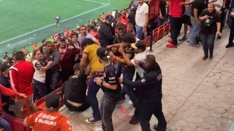 Tras la victoria del Club Pumas sobre Xolos, algunos de sus fans protagonizan brutal golpiza en las gradas del Club Tijuana
