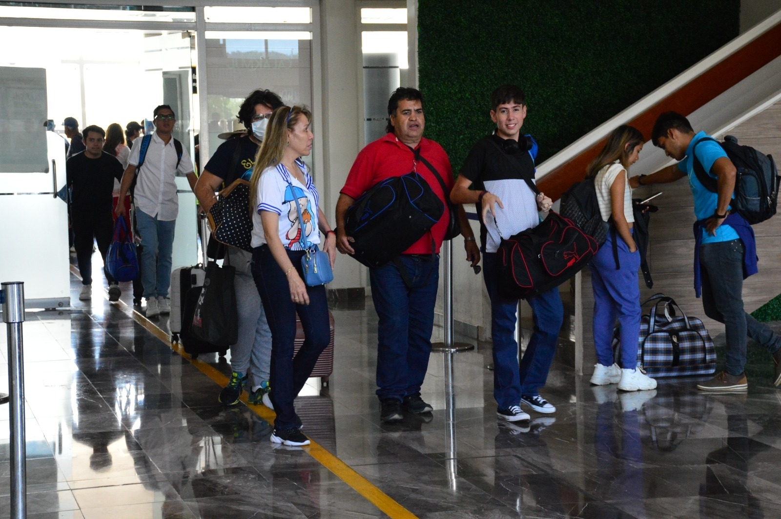 Aeropuerto de Campeche, sin aire acondicionado y cobros del estacionamiento, reportan