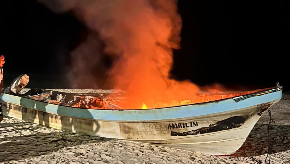 La lancha fue quemada por los pescadores