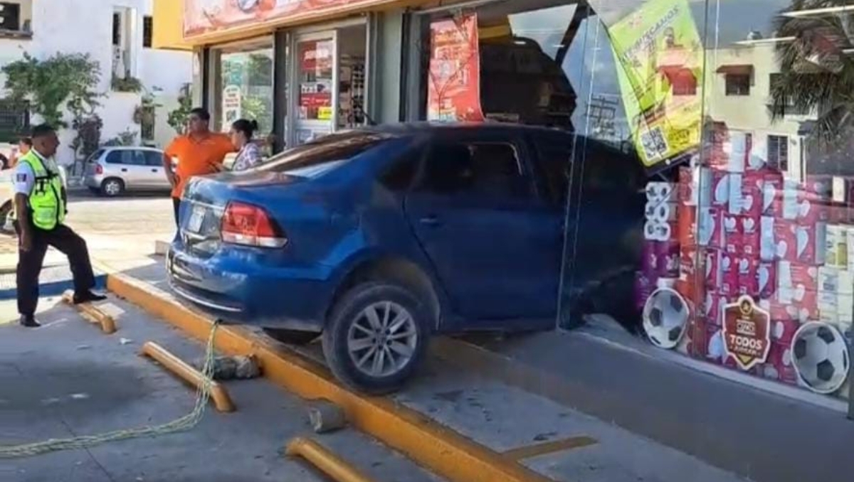 Conductor pierde el control y termina dentro de un Oxxo en Cancún