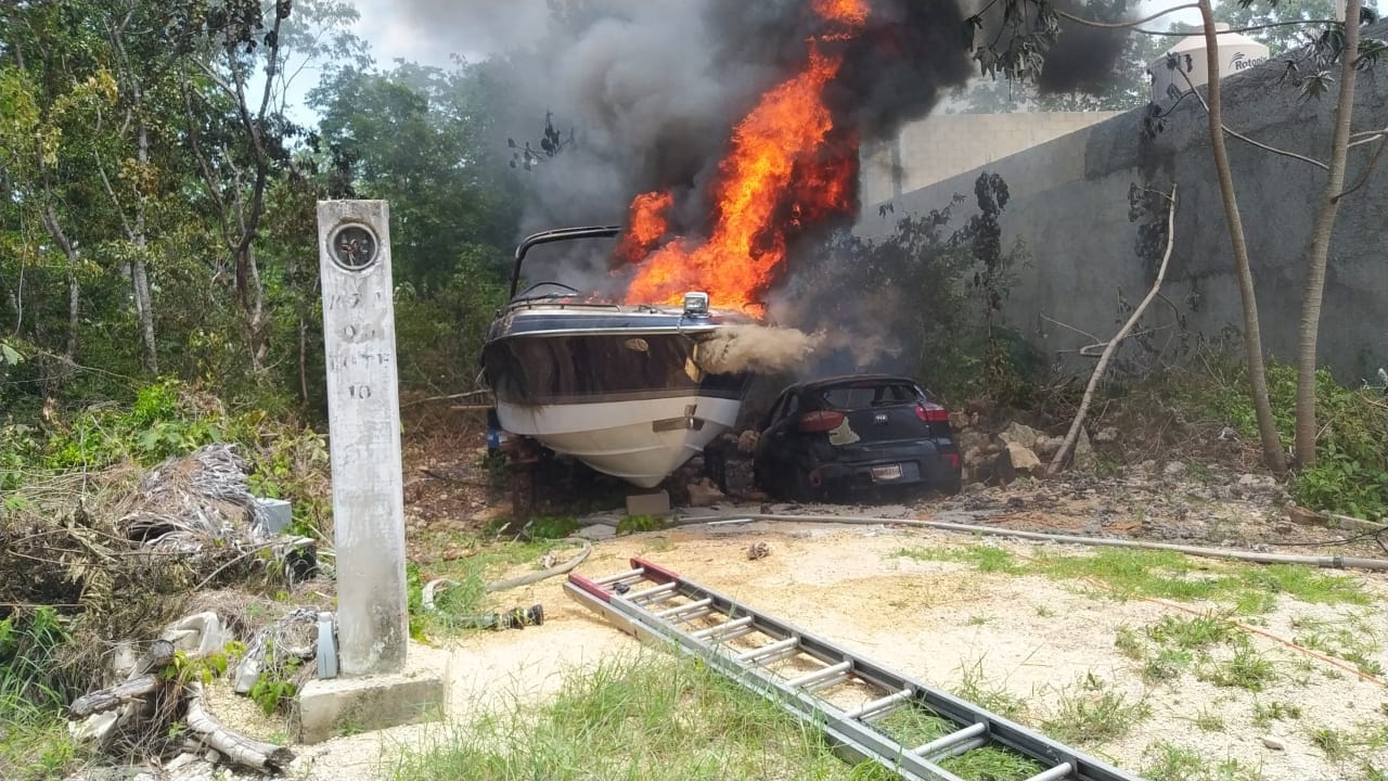 Incendio consume un yate y un auto abandonados en Puerto Aventuras