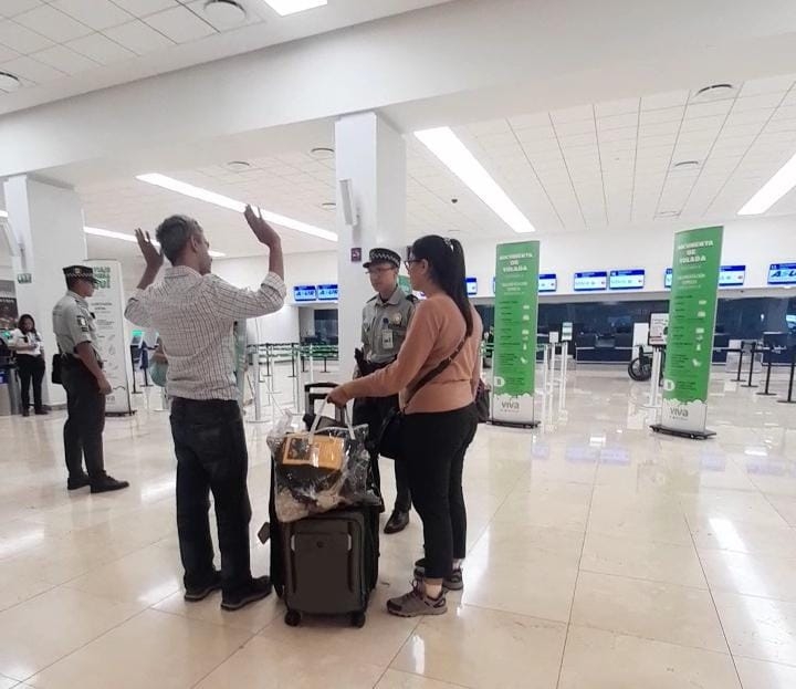 Turistas de la India arman escándalo contra VivaAerobus en el aeropuerto de Mérida