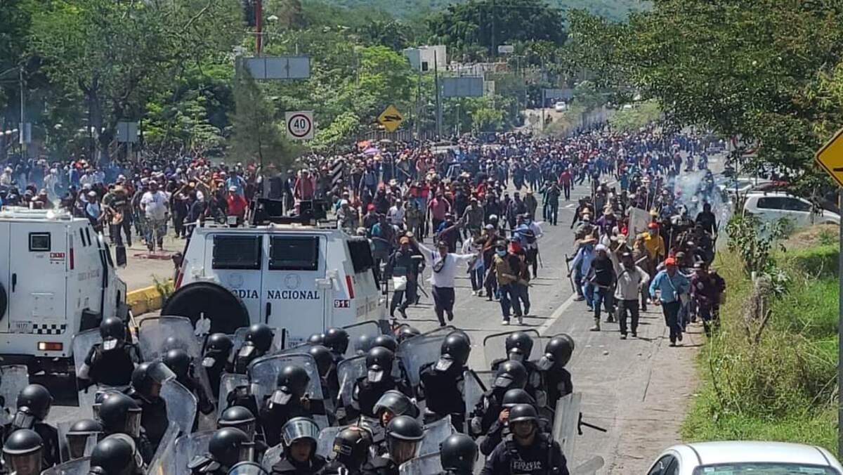 Manifestantes, policías y Guardia Nacional se enfrentan en Chilpancingo: VIDEO