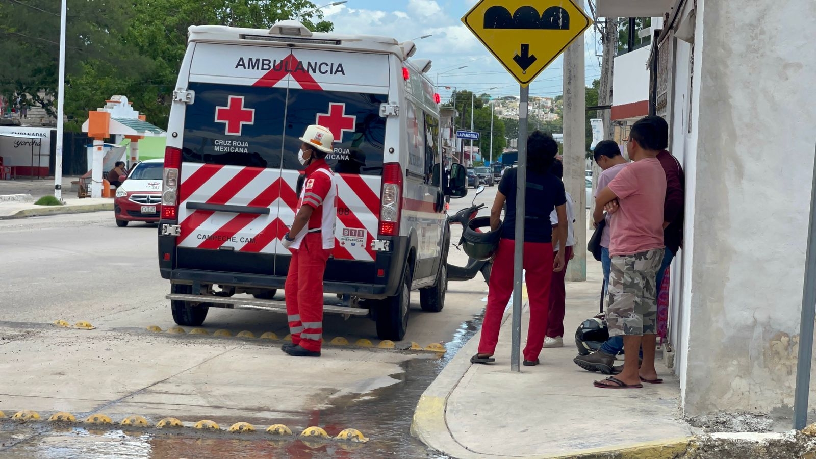 Abuelita resulta herida tras tropezar en la banqueta en Campeche
