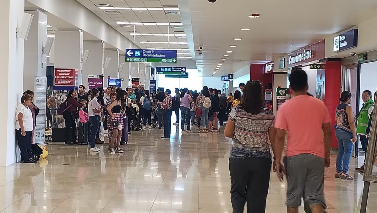 Peregrinos viajan a la CDMX desde el aeropuerto de Mérida para celebrar el Día del Yucateco