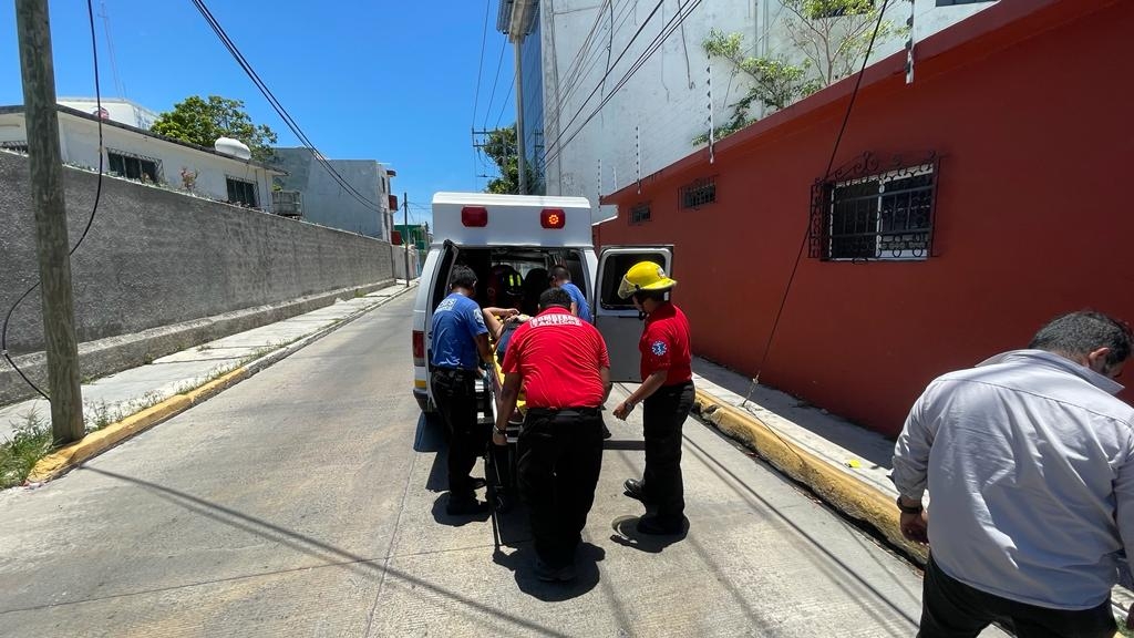 Repartidores persiguen a conductora por atropellar a su compañero en Ciudad del Carmen