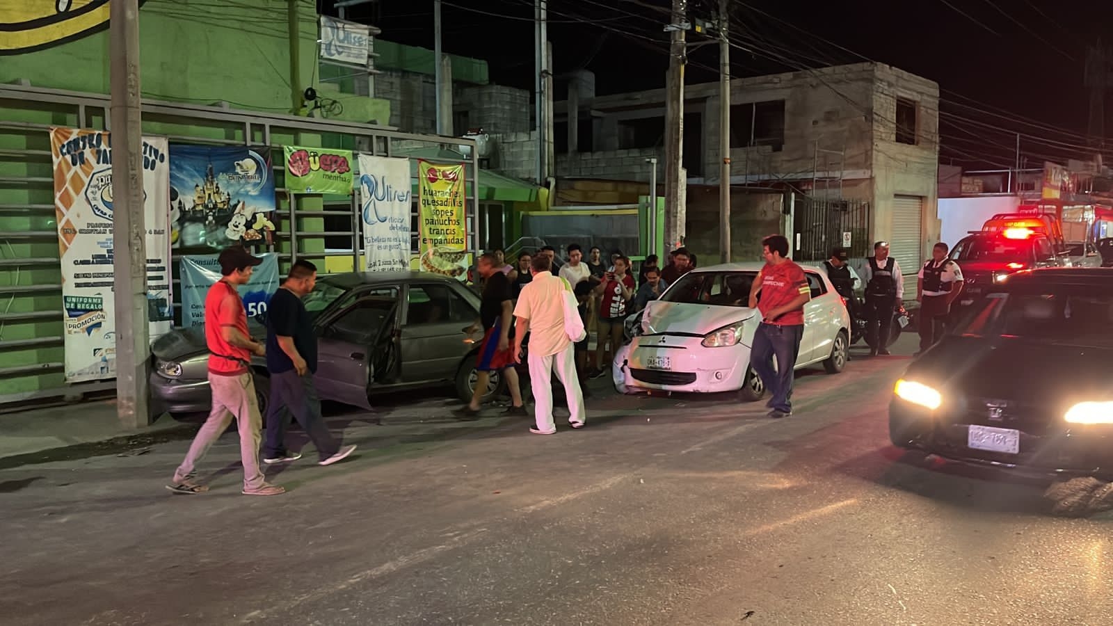 Auto sin frenos provoca carambola en Campeche; hay tres heridos