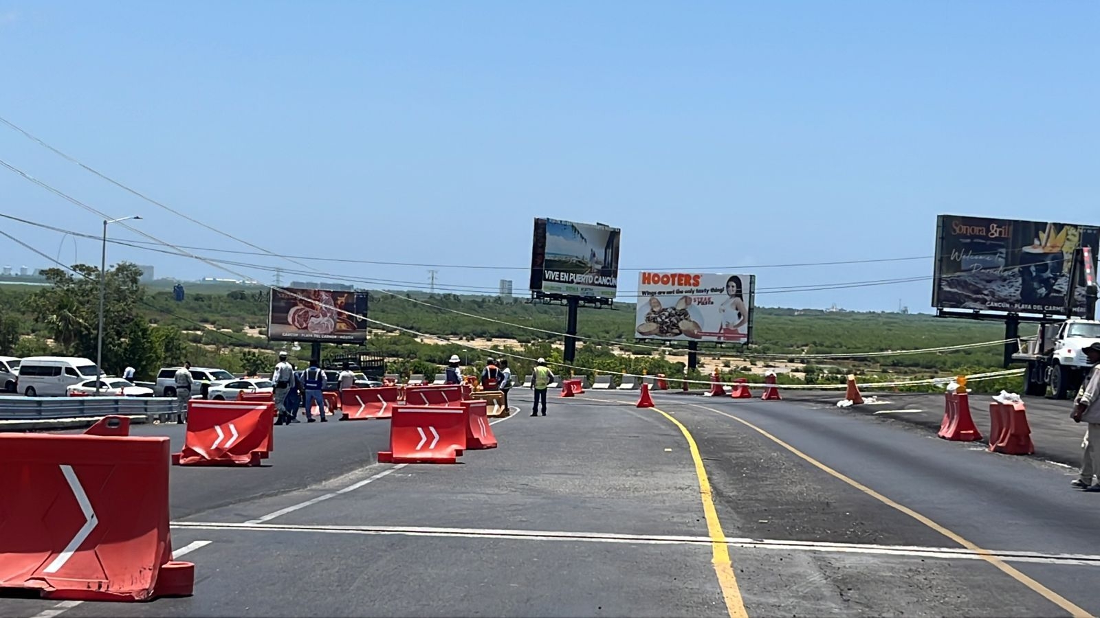 Grúa tira cables de alta tensión sobre puente del aeropuerto de Cancún