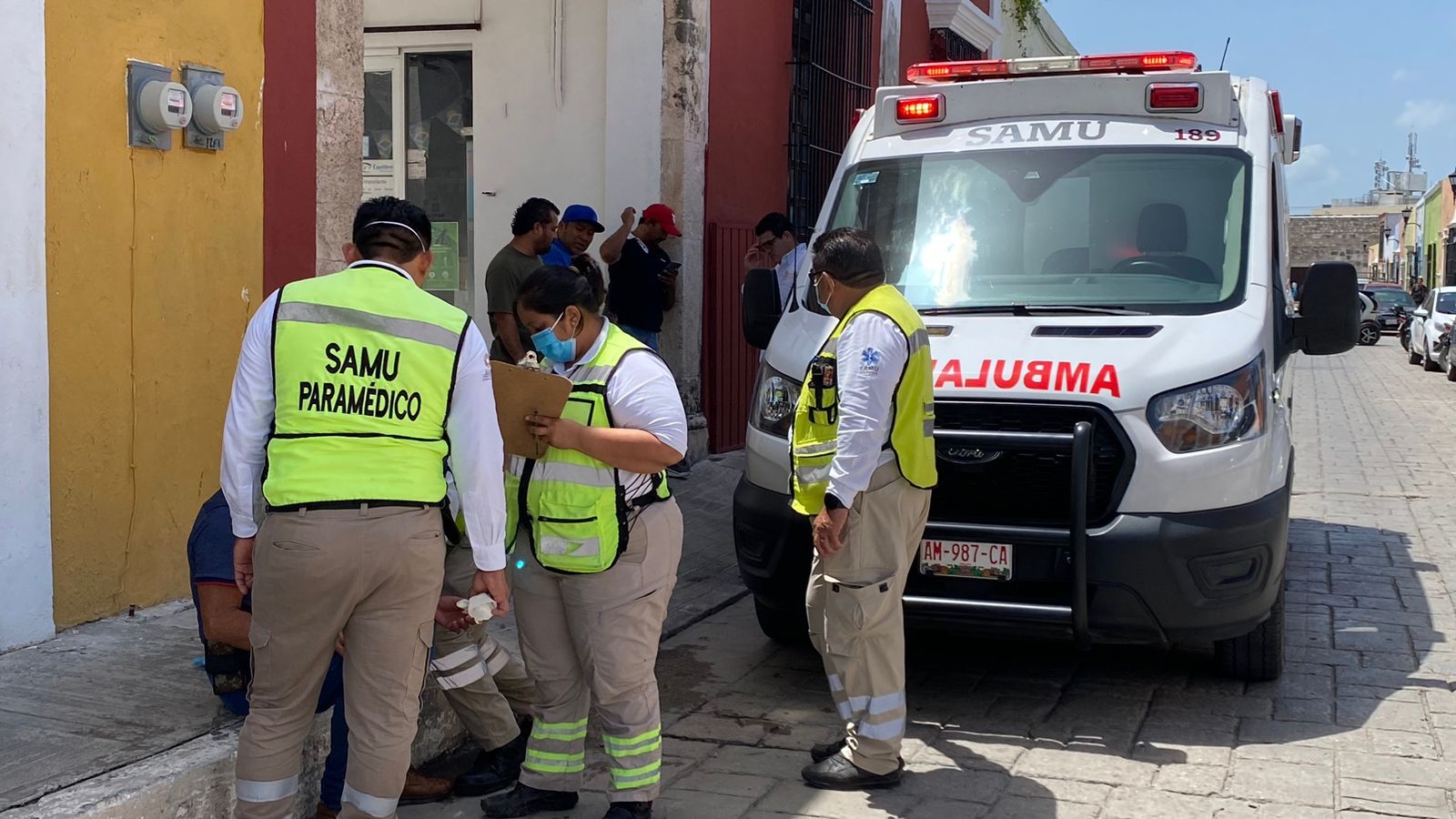Hombre se 'rompe la cabeza' tras resbalarse en el Centro de Campeche