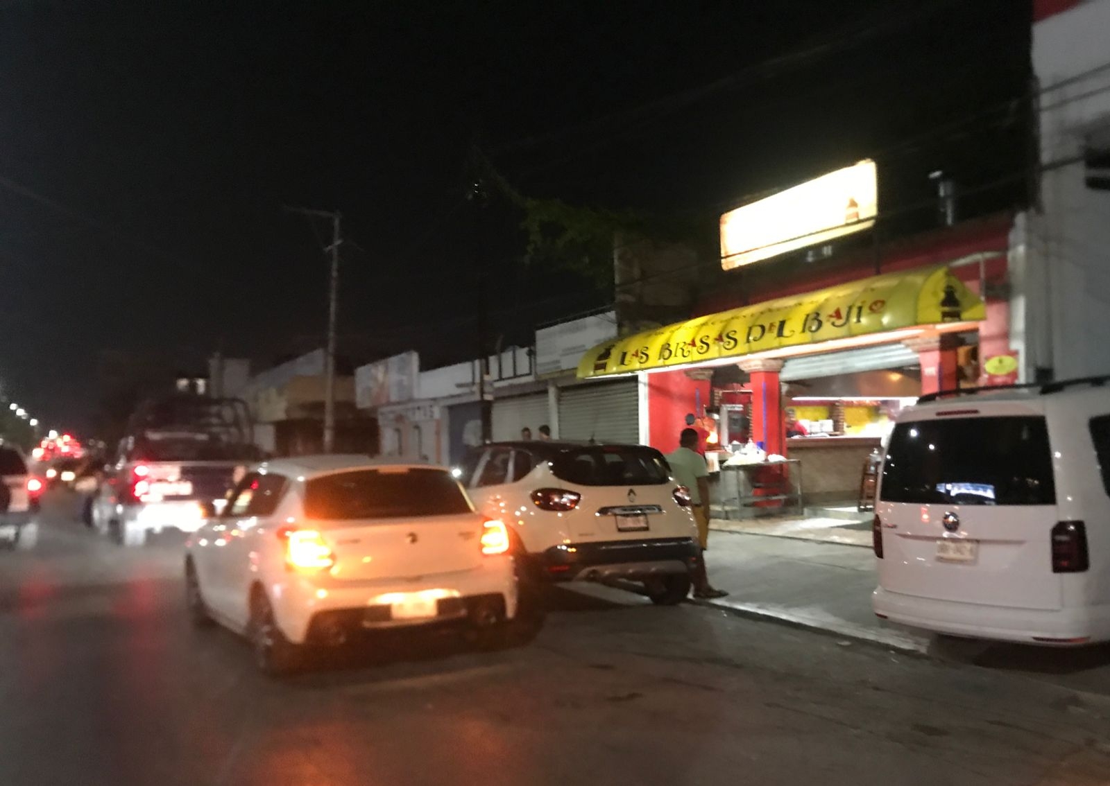 Con lujo de violencia asaltan una taquería en Cancún