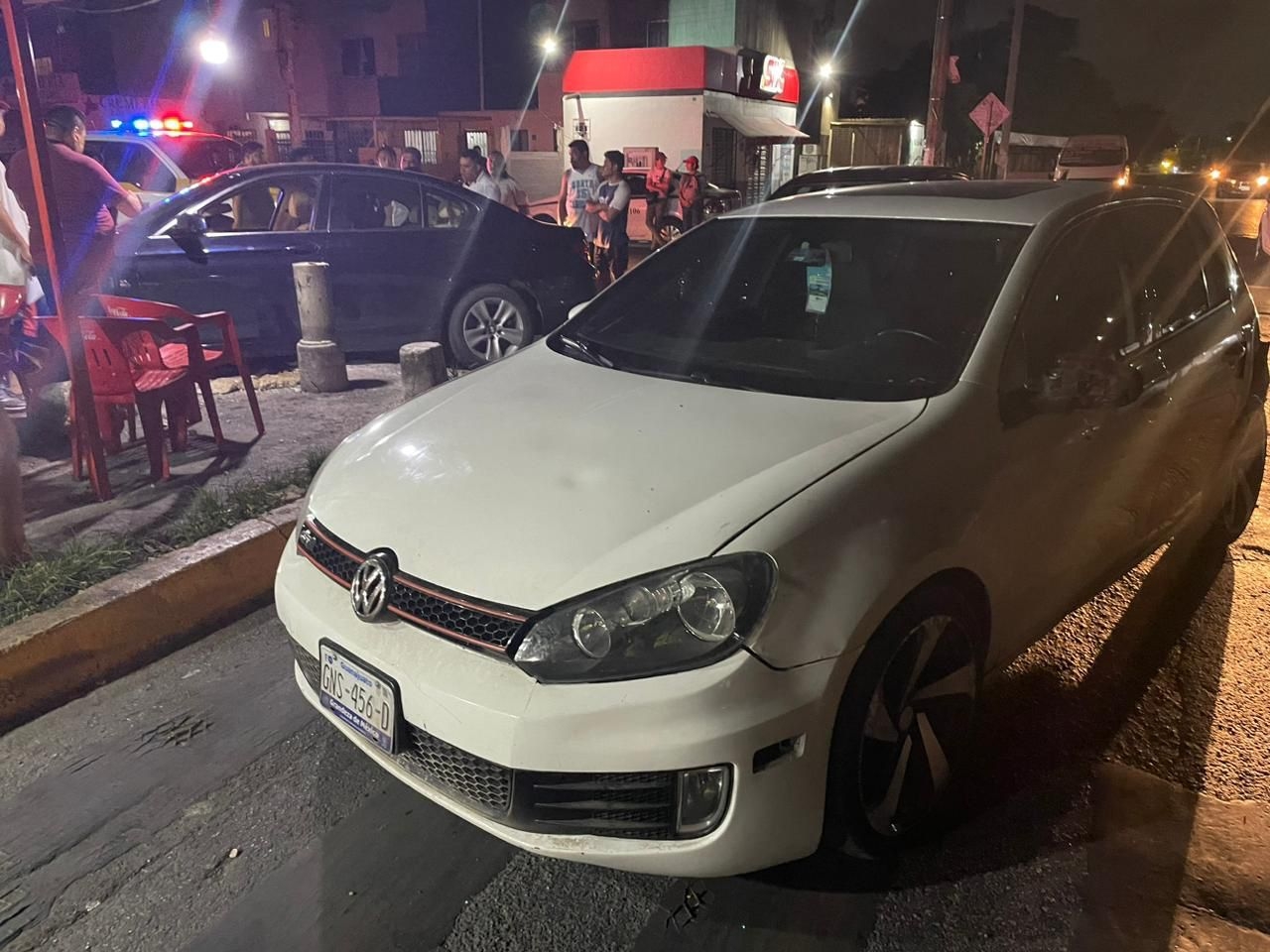 Conductor ebrio atropella a una familia en una taquería en Cancún