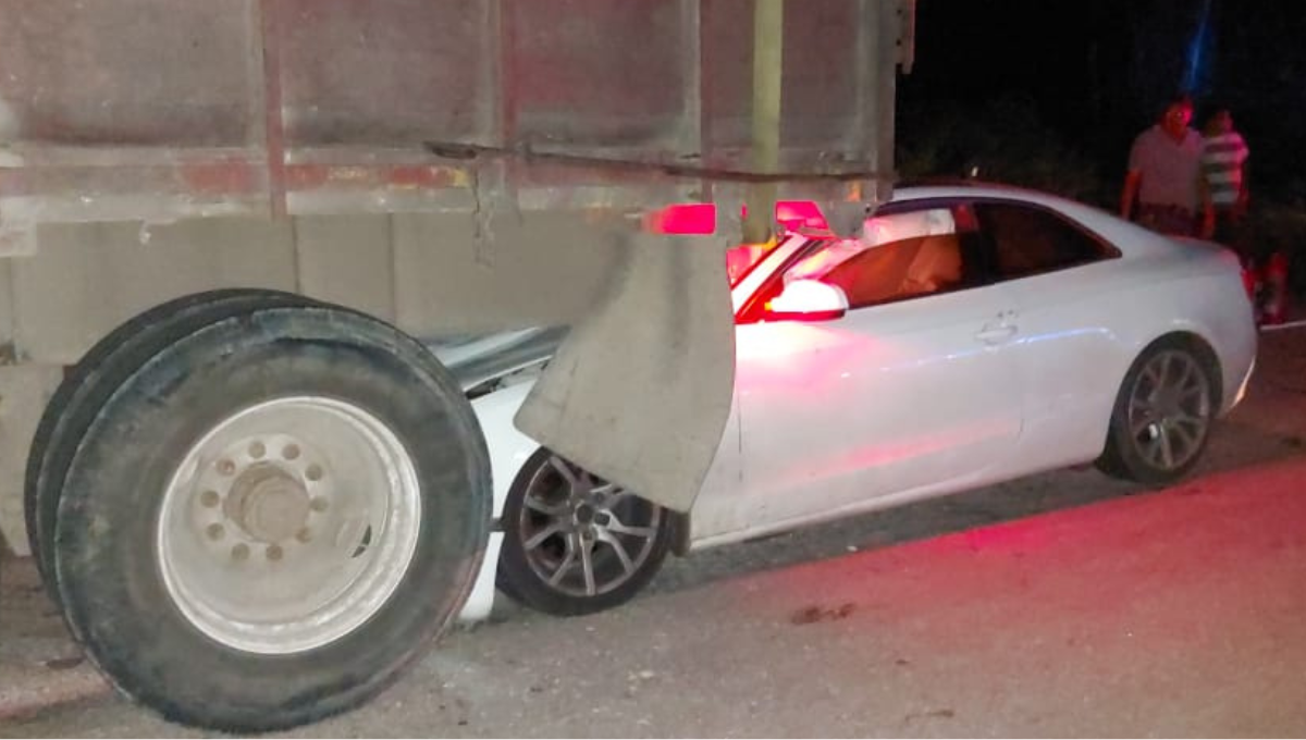 Auto deportivo se estrella contra un tractocamión en la vía Campeche-Mérida