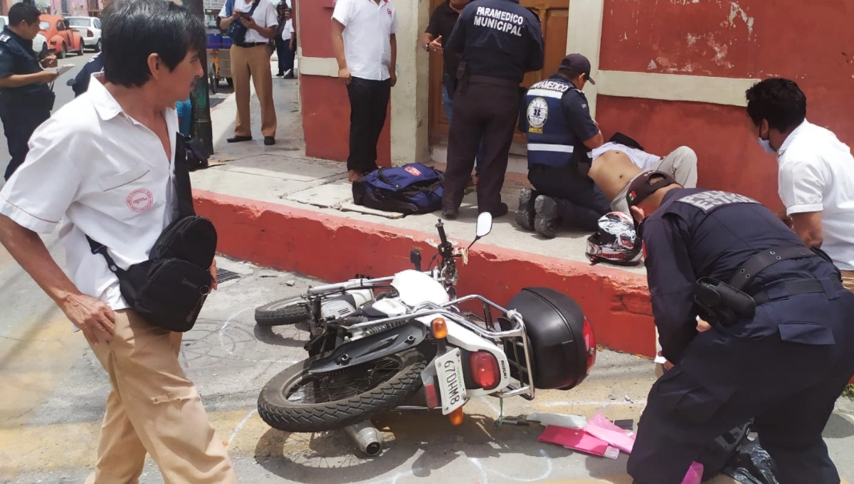 Por no respetar su alto, motociclistas chocan en el Centro de Mérida