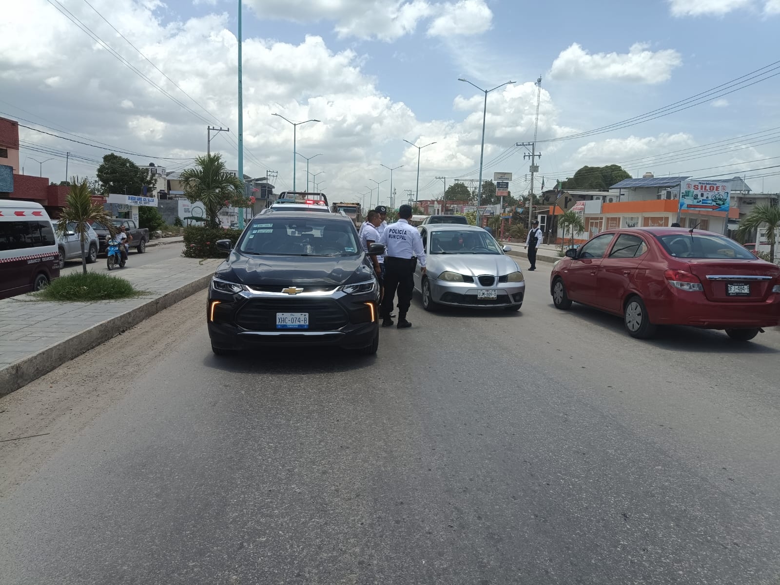 Aseguran una camioneta de Jalisco con reporte de robo en Escárcega; hay un detenido