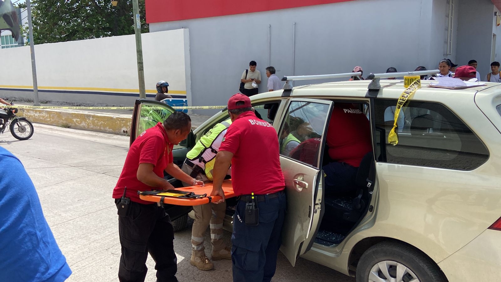 Motociclista se estrella contra una camioneta en Campeche; hay tres heridos