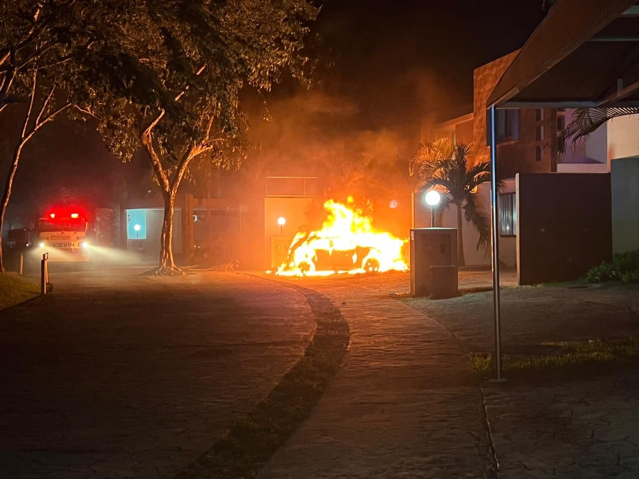 Incendian vehículo de una funcionaria del IMSS de Andara en Chetumal