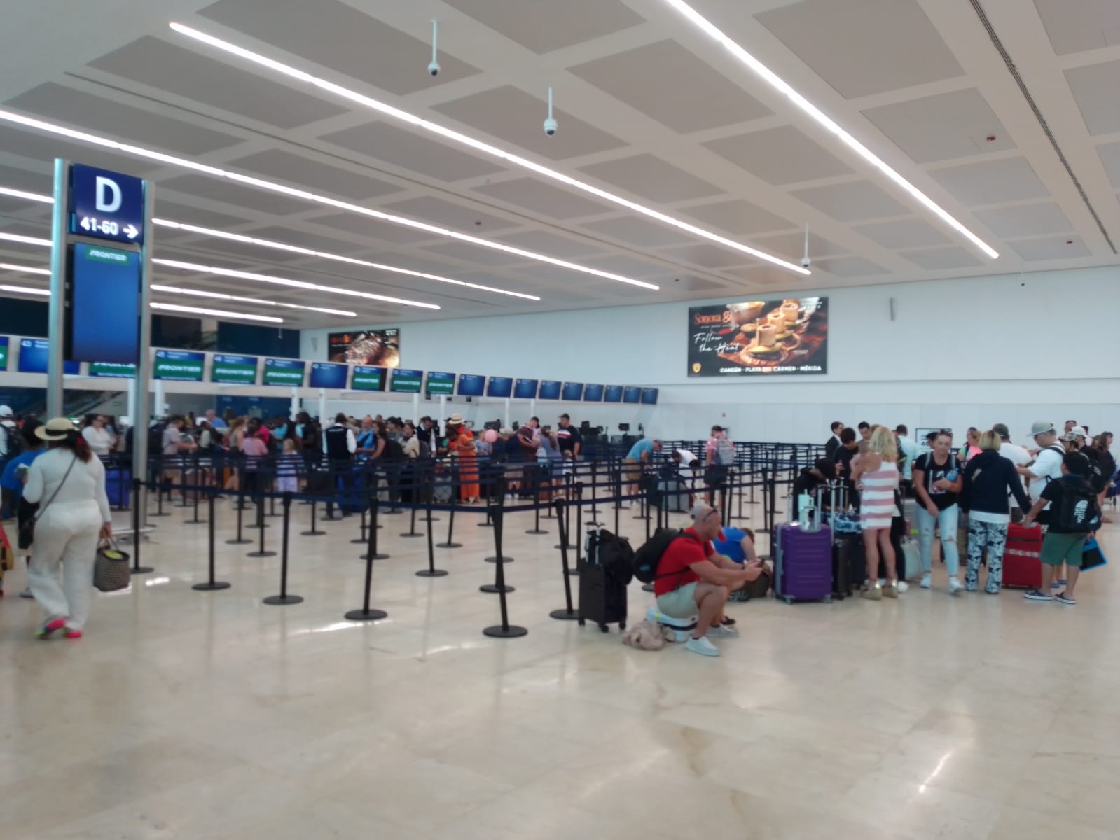El aeropuerto de Cancún empieza a llenarse de turistas tanto nacionales como internacionales en el arranque de las vacaciones de Verano