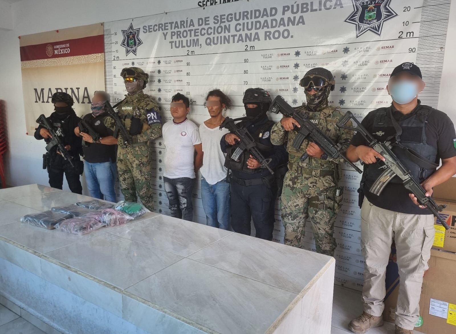 Arrestan a dos hombres armados en Tulum por posesión de drogas