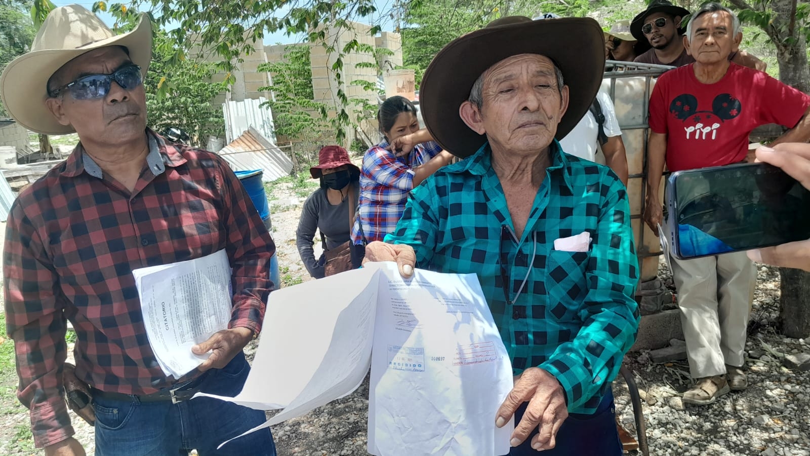 Hombre asegura ser el dueño de terrenos en conflicto en Champotón; acusa de ilegal el desalojo