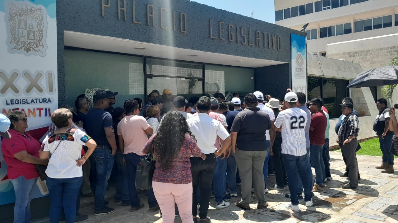 Los taxistas se manifestaron en el Palacio Legislativo de Campeche