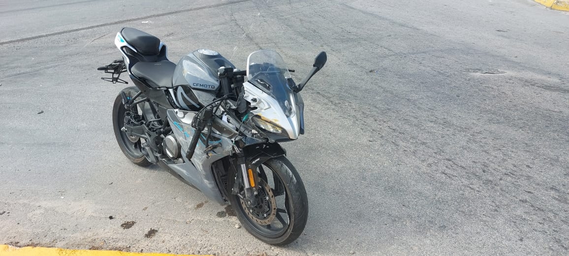 Aparatoso accidente en Playa del Carmen deja a motociclista hospitalizado