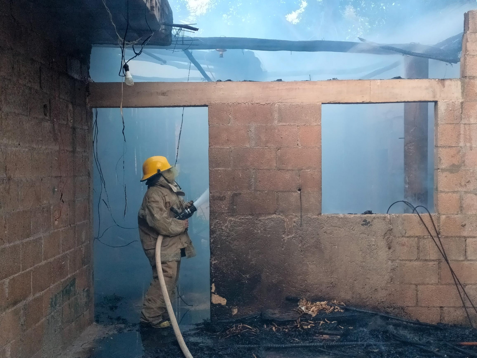 Las llamas amenazaban a casas de huano cercanas a la vivienda quemada