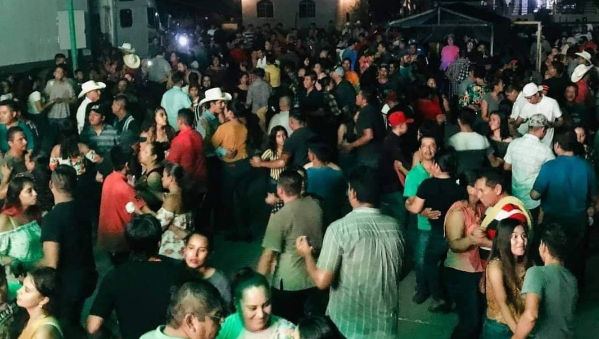 En Candelaria, padres promocionan fin de curso de una primaria con baile y cervezas