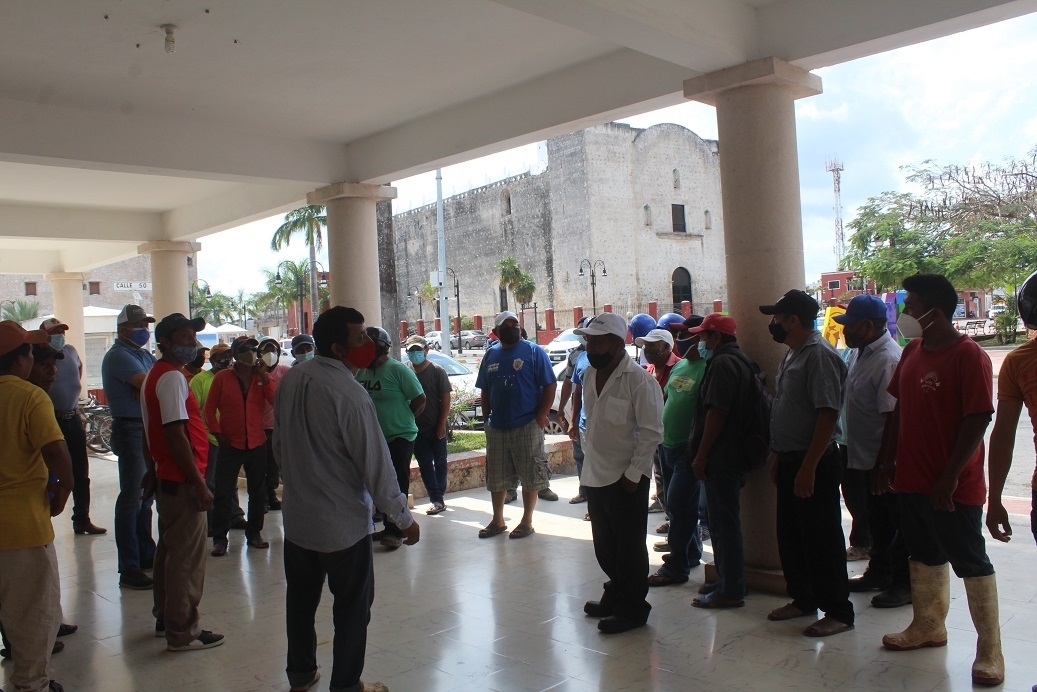 Acusan al Alcalde del PAN en Tizimín de retener sueldo de trabajadores morenistas